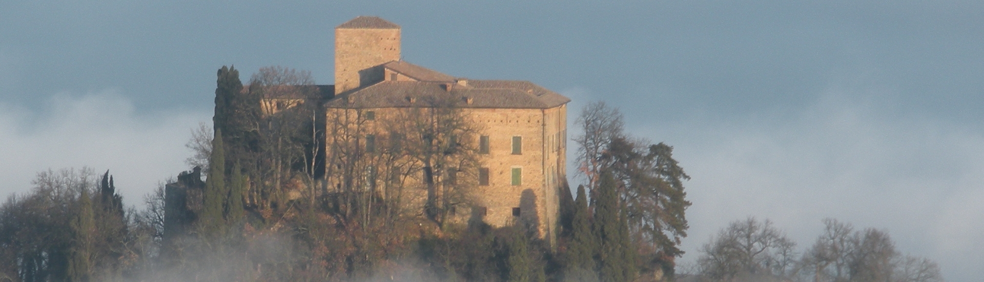 Castello di Bianello - Il castello nella nebbia foto di: |Reverberi Claudio| - Archivio fotografico del castello